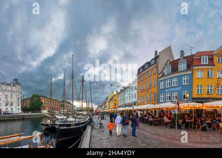 Copenaghen, Koebenhavn: Nyhavn (New Harbour) lungomare, canale e quartiere dei divertimenti, ristorante, in , Zelanda, Sealand, Sjaelland, Danimarca Foto Stock