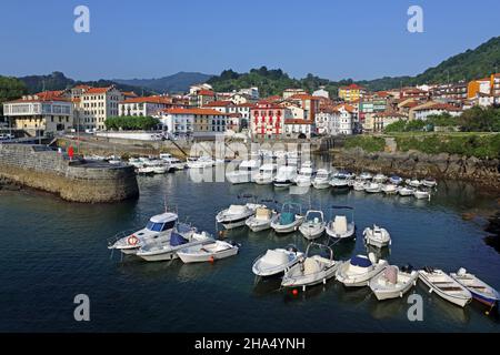 Bacino del porto e Place Mundaka, Riserva della Biosfera di Urdaibai, Paesi Baschi, Spagna Foto Stock