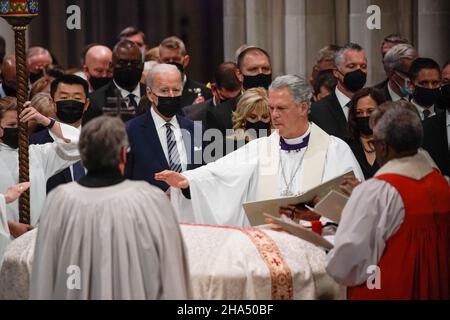 Washington DC, Stati Uniti. 10th dicembre 2021. Washington, Stati Uniti. 10th Dic 2021. Il Presidente degli Stati Uniti Joe Biden al servizio commemorativo del senatore Robert Dole alla Cattedrale Nazionale di Washington il 10 dicembre 2021. Foto di Yuri Gripas/ABACAPRESS.COS Credit: Abaca Press/Alamy Live News Foto Stock