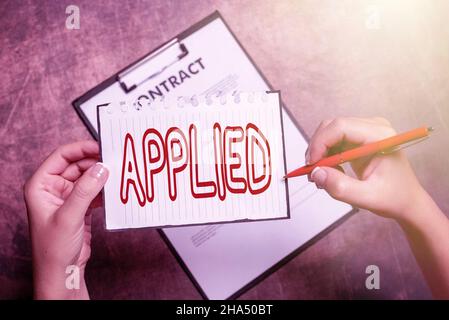 Visualizzazione del segno applicata. Vetrina di affari messo all'uso pratico in contrasto con essere teorico essere applicabile scrittura di nuove idee che dicono il messaggio e. Foto Stock