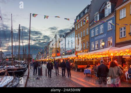 Copenaghen, Koebenhavn: Nyhavn (New Harbour) lungomare, canale e quartiere dei divertimenti, ristorante, in , Zelanda, Sealand, Sjaelland, Danimarca Foto Stock