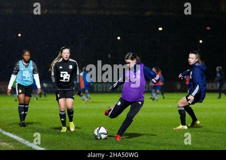 ROTTERDAM, PAESI BASSI - DICEMBRE 10: Celainy Obispo di Feyenoord Rotterdam, Romee van de Lavoir di Feyenoord Rotterdam, Isa Kagenaar di Feyenoord, Sophie Cobussen di Feyenoord Rotterdam durante la partita di Eredivie Vrouwen tra Feyenoord Rotterdam e PEC Zwolle a Nieuw Varkenoord Rotterdam, 2021 dicembre Foto di Yannick/10 Foto Stock