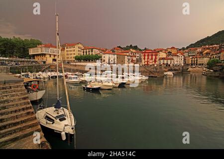 Bacino del porto e Place Mundaka, Riserva della Biosfera di Urdaibai, Paesi Baschi, Spagna Foto Stock