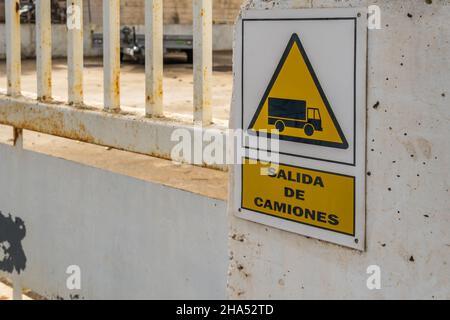 Primo piano di un cartello di pericolo di uscita del carrello scritto in spagnolo Foto Stock