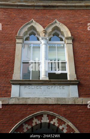 Uffici Deloitte presso l'edificio ristrutturato della vecchia stazione di polizia centrale, eretto nel 1864 a Gibilterra Foto Stock