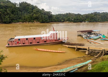 Barche sul fiume Batang Rejang a Kapit, Sarawak, Malesia Foto Stock