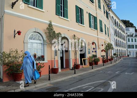 Donna che cammina lungo la storica Naval Hospital Road a Gibilterra Foto Stock