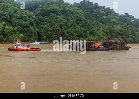 Barca che trasporta il legno al fiume di Batang Rejang in Kapit, Sarawak, Malesia Foto Stock