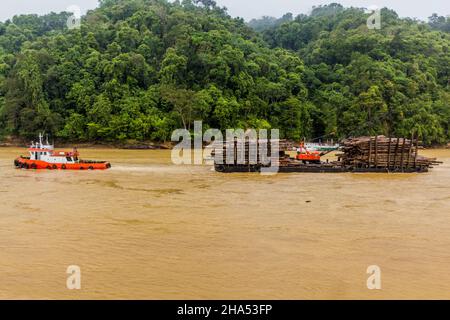 Barca che trasporta il legno al fiume di Batang Rejang in Kapit, Sarawak, Malesia Foto Stock