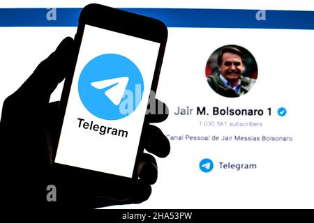 Barcellona, Catalogna, Spagna. 9th Dic 2021. In questa foto raffigura un logo Telegram visto su uno smartphone con un canale Telegram di Jair Bolsonaro, presidente del Brasile, sullo sfondo. (Credit Image: © Thiago Prudencio/DAX via ZUMA Press Wire) Foto Stock
