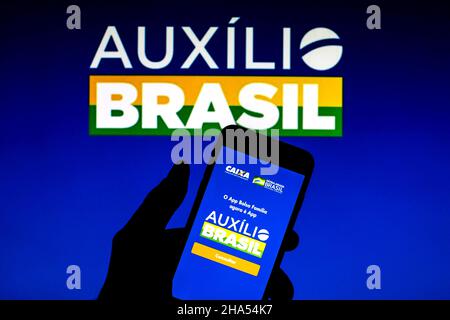 Barcellona, Catalogna, Spagna. 9th Dic 2021. In questa foto è mostrata un'app Auxilio Brasil visualizzata su uno smartphone con il logo Auxilio Brasil sullo sfondo. (Credit Image: © Thiago Prudencio/DAX via ZUMA Press Wire) Foto Stock