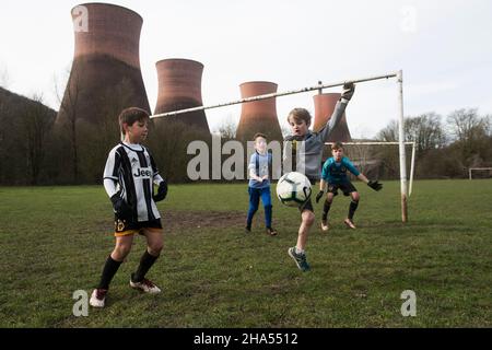 Ragazzi che giocano a calcio vicino Ironbridge Power Station 2019 Picture by DAVID BAGNALL Foto Stock