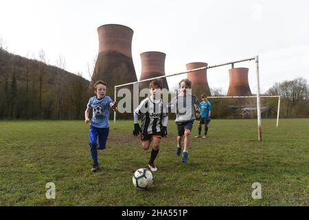 Ragazzi che giocano a calcio vicino Ironbridge Power Station 2019 Picture by DAVID BAGNALL Foto Stock