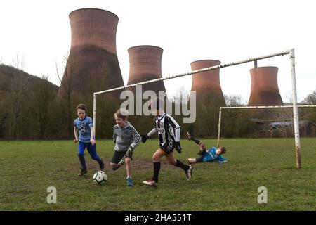 Ragazzi che giocano a calcio vicino Ironbridge Power Station 2019 Picture by DAVID BAGNALL Foto Stock