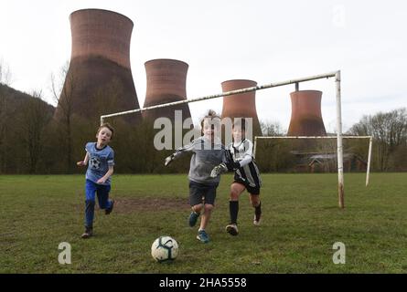 Ragazzi che giocano a calcio vicino Ironbridge Power Station 2019 Picture by DAVID BAGNALL Foto Stock