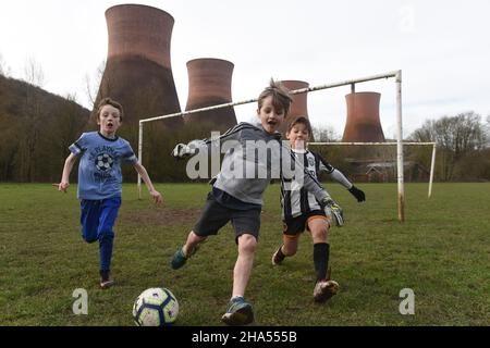 Ragazzi che giocano a calcio vicino Ironbridge Power Station 2019 Picture by DAVID BAGNALL Foto Stock