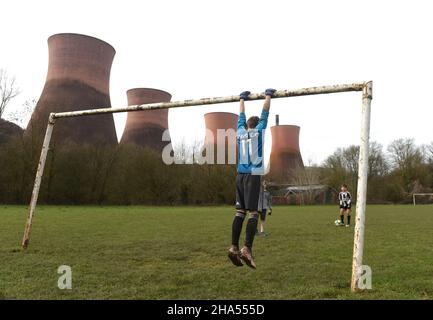 Ragazzi che giocano a calcio vicino Ironbridge Power Station 2019 Picture by DAVID BAGNALL Foto Stock