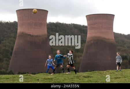 Ragazzi che giocano a calcio vicino Ironbridge Power Station 2019 Picture by DAVID BAGNALL Foto Stock