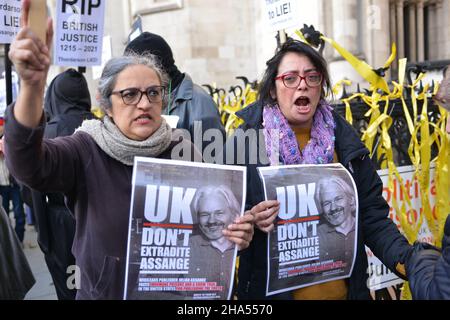 Londra, Regno Unito. 10th Dic 2021. I manifestanti hanno visto con i cartelloni che esprimono la loro opinione al Royal Courts of Justice.U.S vince l'appello all'estradazione del fondatore di Wikileaks Julian Assange dal Regno Unito. (Foto di Thomas Krych/SOPA Images/Sipa USA) Credit: Sipa USA/Alamy Live News Foto Stock