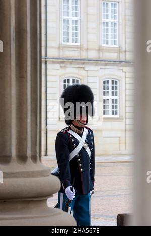 Copenaghen, Koebenhavn: Guardia reale, cambio della guardia di fronte al Palazzo Amalienborg, M16 fucile, in , Zelanda, Sealand, Sjaelland, Danimarca Foto Stock