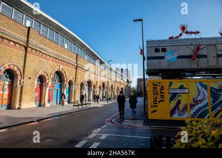 Acetel Yard shopping e mercato alimentare Thomas Street Train e gigantesca opera d'arte di Joe Rush. Foto Stock