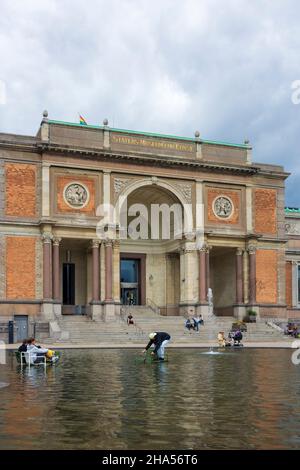 Copenhagen, Koebenhavn: National Gallery of Denmark (Statens Museum for Kunst, SMK), le sedie fornite dalla galleria sono ufficialmente utilizzati dai giovani per m Foto Stock
