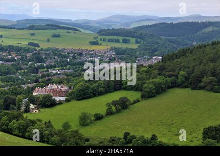 Vista di Peebles, tra cui il Peebles Hydro Hotel & Spa, vista dalla Glentress Forest in estate (Tweed Valley Forest Park, Scottish Borders, Scozia) Foto Stock