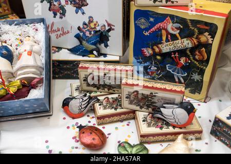 Mosca, Russia - 10 dicembre 2021, Toy Babbo Natale e Snow Maiden, scatole di caramelle e biscotti progettati nello stile dell'Unione Sovietica sono venduti al Foto Stock