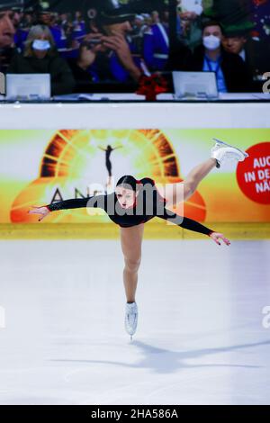 Neuss, Germania. 10th Dic 2021. Figura pattinaggio: Campionato tedesco: Individuale, donne, breve programma: Nicole Schott sul ghiaccio. Credit: Rolf Vennenbernd/dpa/Alamy Live News Foto Stock