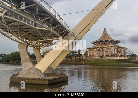 Darul Hana Bridge e il Sarawak state legislative Assembly Building nel centro di Kuching, Malesia Foto Stock