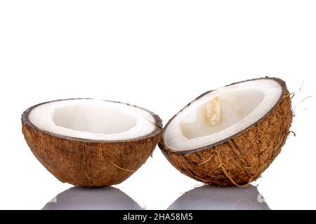 Due metà di cocco biologico maturo, primo piano, isolato su bianco. Foto Stock