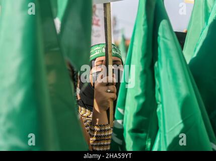 Gaza, Palestina. 10th Dic 2021. Marzo il 34th anniversario della fondazione di Hamas a Gaza. 10 dicembre 2021, Gaza, Palestina: Marcia dei sostenitori palestinesi di Hamas in occasione del 34th° anniversario della fondazione di Hamas nell'ovest di Gaza. (Credit Image: © Ahmad K Hasaballah/TheNEWS2 via ZUMA Press Wire) Foto Stock