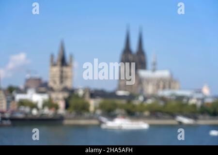 germania,nord reno-westfalia,colonia,centro storico,cattedrale di colonia,chiesa groß st. martin,riva del reno,fuori fuoco,sfocato Foto Stock