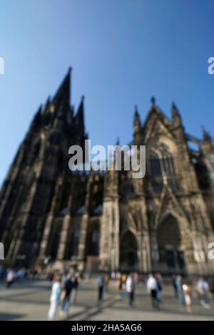 germania,renania settentrionale-vestfalia,colonia,cattedrale,dal basso,turisti,fuori fuoco,sfocato Foto Stock