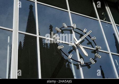 germania, renania settentrionale-vestfalia, colonia, edificio, stazione centrale, facciata in vetro, orologio stazione, specchio, cattedrale di colonia Foto Stock