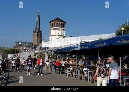 germania, nord reno-westfalia, düsseldorf, passeggiata sul reno, chiesa di san lambertus, torre del castello, caffè, passanti, turisti Foto Stock