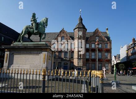 germania,renania settentrionale-vestfalia,dusseldorf,piazza del mercato,municipio storico,statua equestre jan wellem Foto Stock