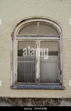 germania,baviera,quartiere altöttig,casa vuota,in bisogno di ristrutturazione,finestra,vernice staccata,dettaglio Foto Stock