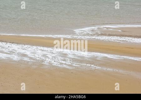 europa,repubblica d'irlanda,contea donegal,zona intertidale sulla spiaggia sabbiosa della baia di gweedore vicino a bunbeg Foto Stock