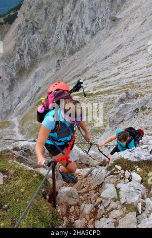 giovani donne in tour di montagna sul mittenwalder höhenweg a brunnsteinspitze,germania,baviera,alta baviera,mittenwald, Foto Stock