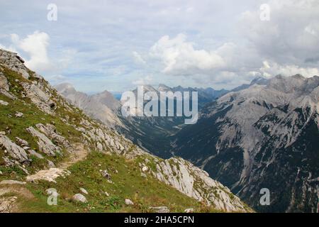 tour in montagna sul mittenwalder höhenweg al brunnsteinspitze, germania, baviera, alta baviera, mittenwald, vista del carwendeltal austriaco, sulla destra il ödkarspitzen, cambiamento climatico Foto Stock