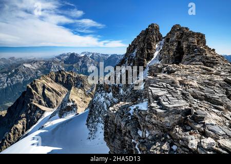 paesaggio selvaggio di montagna nei pressi di erstfeld in una soleggiata giornata autunnale. vista sulla cima della corona. sullo sfondo le alpi glaronesi con la tödi. uri alpi,svizzera,europa Foto Stock