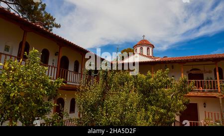 grecia,isole greche,isole ionie,lefakada o lefkas,monastero di faneromeni,cortile interno del monastero,vista fino alla cupola rossa della chiesa del monastero,cielo blu,nuvole bianche, Foto Stock