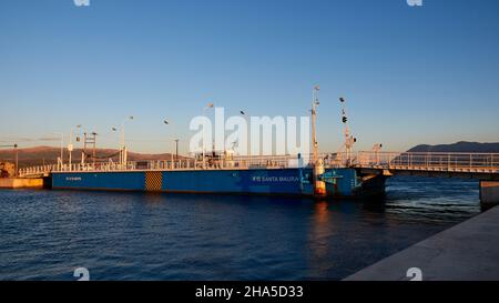 grecia,isole greche,isole ionie,lefakada o lefkas,lefkada city,capitale,crepuscolo,swing bridge,faro,swing bridge dal lato,cielo blu,senza nuvole Foto Stock