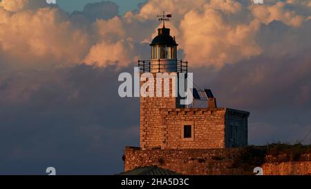 grecia,isole greche,isole ionie,lefakada o lefkas,lefkada city,capitale,crepuscolo,swing bridge,faro,close,nuvole accatastate nel cielo Foto Stock