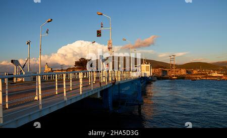 grecia,isole greche,isole ionie,lefakada o lefkas,lefkada city,capitale,crepuscolo,swing bridge,faro,swing bridge diagonalmente dal lato,cielo blu,nuvole bianche Foto Stock