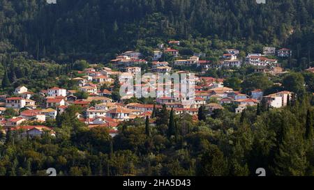 grecia,isole greche,isole ionie,lefakada o lefkas,interno dell'isola,paesaggio di montagna,villaggio di montagna,karya,vista generale del villaggio,circondato da foreste Foto Stock