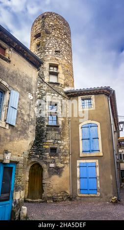 balayard torre nel centro di fleury d'aude. costruito nel 15th secolo e classificato come monumento historique. Foto Stock