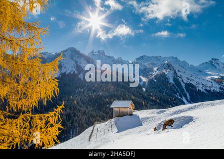 capanne tradizionali in legno ad arabba, prima neve autunnale con larici gialli,arabba,livinallongo del col di lana,belluno,dolomiti,veneto,italia Foto Stock