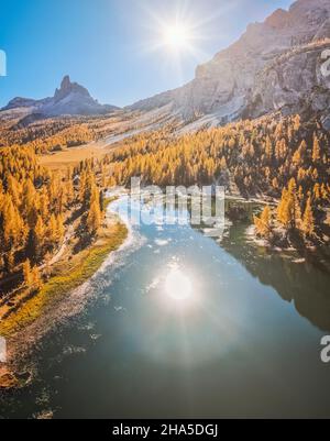 lago federa e rifugio croda da lago in autunno,dolomiti,cortina d' ampezzo,provincia di belluno,veneto,italia Foto Stock